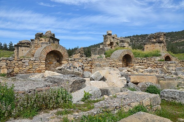 순교자 성 필립 추모 성당(사진 출처https://commons.wikimedia.org/wiki/File:The_Martyrium_of_St._Philip,_a_church_with_an_octagonal_core_built_in_the_5th_century_AD_on_the_summit_of_the_hill,_Hierapolis,_Phrygia,_Turkey_%2832371340645%29.jpg)
