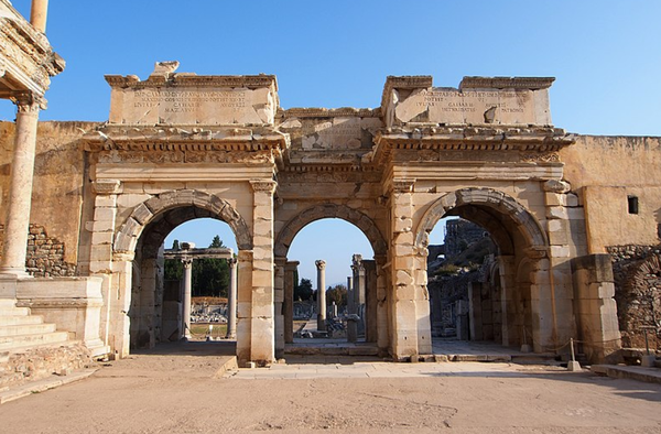 마제우스와 미스리다테스의 문(사진출처 : https://commons.wikimedia.org/wiki/File:Ancient_Ephesus_Gate_of_Mazeus_and_Mithridates_-_2014.10_-_panoramio.jpg)