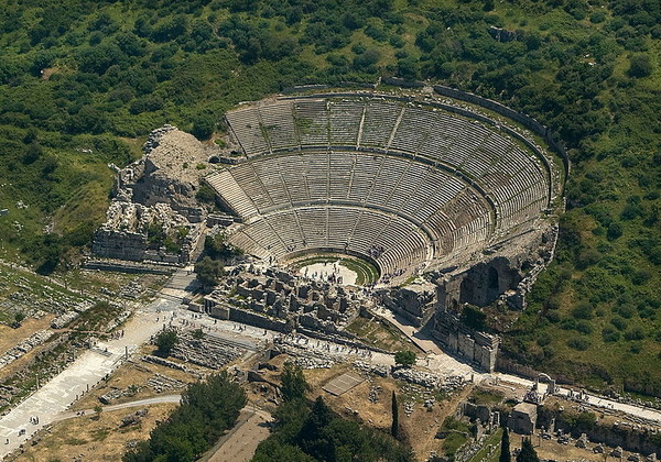 대극장(사진 출처 : https://commons.wikimedia.org/wiki/File:Great_Theatre,_Ephesus.jpg)