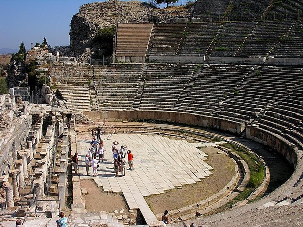 대극장( 사진 출처 : https://commons.wikimedia.org/wiki/File:The_Great_Theatre_in_Ephesus,_Turkey.jpg)