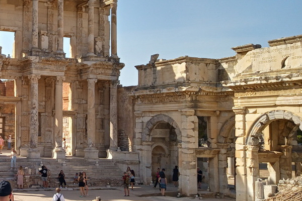 셀수스 도서관과 붙은 마제우스와 미스리다테스의 문