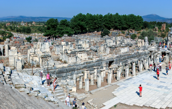 무대와 오케스트라 자리 (사진 출처 : https://commons.wikimedia.org/wiki/File:TR.IZ.Selcuk_Ephesus_2011-10-04_Theatre-of-Ephesus_242.jpg)