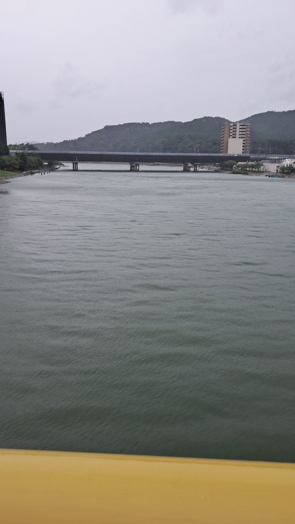 비와코 쪽으로부터 오사카 쪽으로 흘러내려간다. 간사이 지역의 젖줄이기도 하다.