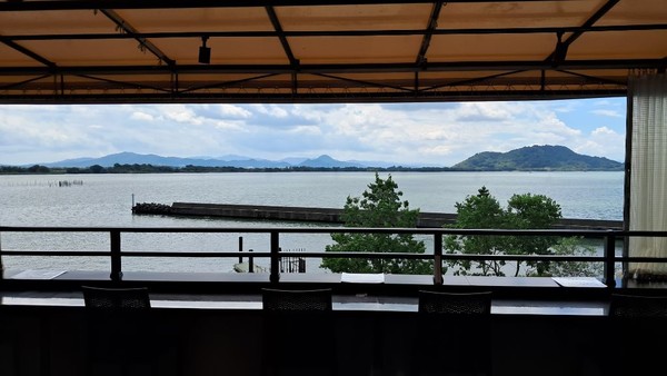 시가현의 어느 오전 행진을 마친 후, 키도 상이 온천으로 안내한다. 비와코 큰 호수가 내려다보이는 로텐부로(노천온천)이다. 환상적인 휴식시간이다. 