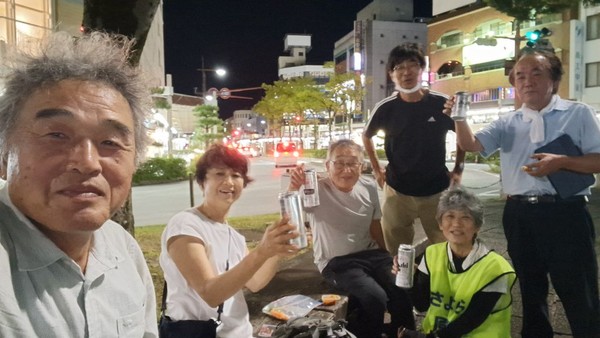 행진을 마친 후 작은 공원에서 기하라 상 일행과 맥주 건배!