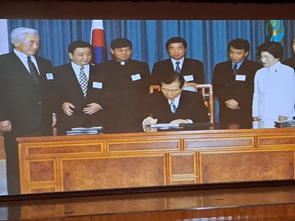 김대중 국민의 정부 당시 <제주 4.3 특별법>이 제정, 공포되었다. 2000년 1월 11일 당시 제주 4.3 유족과 시민단체 회원들이 지켜보는 가운데 김대중 대통령이 특별법에 서명하는 모습 (출처 : 하성환)