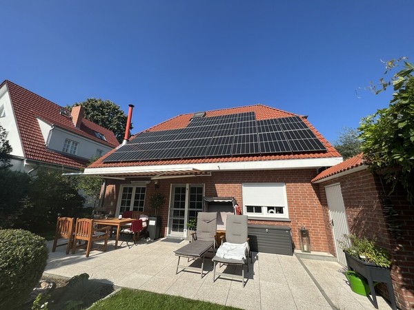 지붕에 태양광 패널이 설치돼 있는 독일인 크리스티안 젠프트레벤의 집. 한겨레, 2023.9.16.