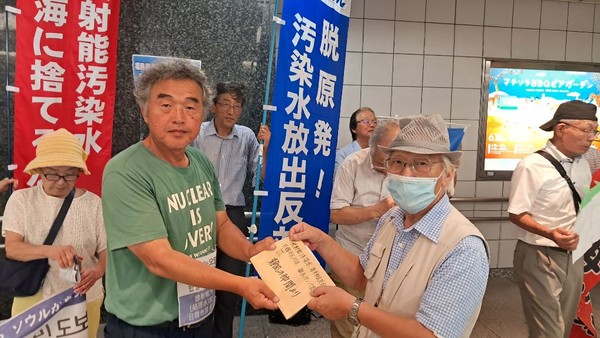 시즈오카현의원, 시즈오카시의원 몇 분도 환영하면서 응원금을 필자에게 전달한다.