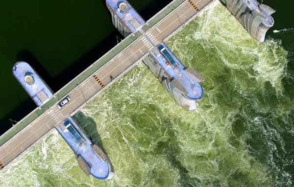 창녕 함안보 상공에서 김봉규 선임기자가 찍은 3400만톤의 낙동강 물을 방류하는 장면