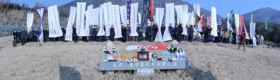 장흥무명농민군묘역을 참배하기 위해 모인 동학농민혁명 관련 단체 회원들(사진제공 윤태원)