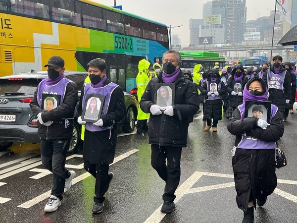 17일 10·29 이태원 참사 유족들과 시민들이 서울 도심 일대에서 이태원 특별법 공포를 촉구하는 침묵 행진을 하고 있다. 김영원 기자