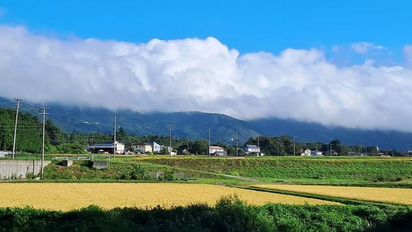 고산지대의 농촌은 구름이 어울린 아름다운 경치를 보여준다.