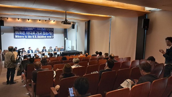 귀국후 10월18일 서울 중구 정동 프란치스코 회관에서 열린 세미나 '미국은 어디로 가고 있는가?'의 장면
