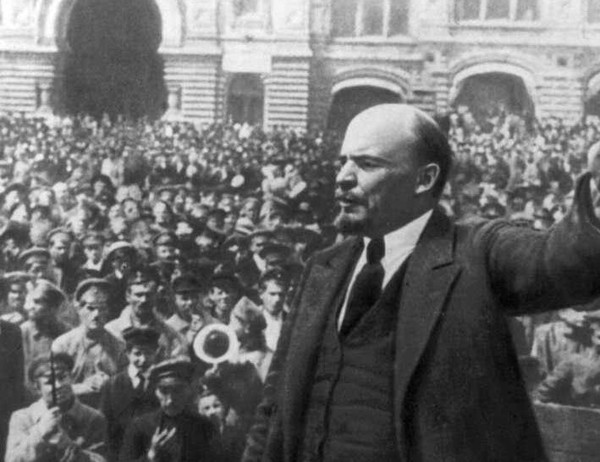                                                       (레닌의 러시아 혁명  사진출처: 나무위키)