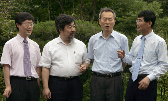 한홍구 교수 왼쪽에서 두 번째 (사진출처: 한겨레, 2010.6.25. https://www.hani.co.kr/arti/society/society_general/427593.html)