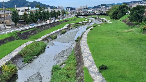 생태적 모습을 살리려는 하천정비의 디자인이 좋다. 일본은 예로부터 물을 다루는 솜씨가  뛰어나다.