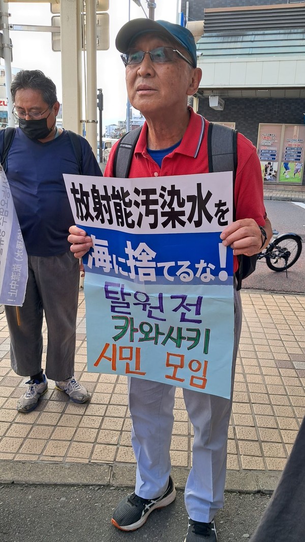 일본의 동지들이 한글로 팻말을 써서 함께 행진한다.