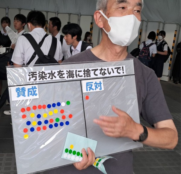도쿄 시나가와역에서 '오염수를 바다에 버리지 마라!'를 찬성하는 시민들이 압도적으로 많음을 보여주는 현장설문조사. 이 결과는 그동안 일본 언론이 발표한 여론조사결과와는 전혀 딴판이다. 우리는 이기는 싸움을 하고 있다.