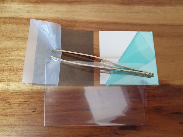 사진 김인수 / 편광필름과 아크릴 거울의 보호 비닐을 뗀 모습