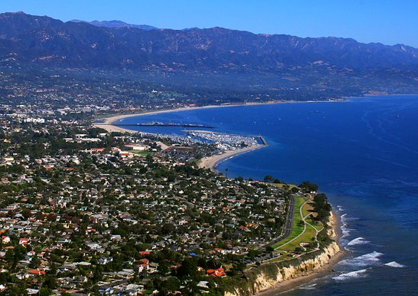 샌타바버라의 쇼라인 공원과 샌타이네즈 산맥(사진 출처https://en.wikipedia.org/wiki/Santa_Barbara,_California#/media/File:Aerial-SantaBarbaraCA10-28-08_(cropped).jpg/ John Wiley User:Jw4nvc - Santa Barbara, California - Own work)