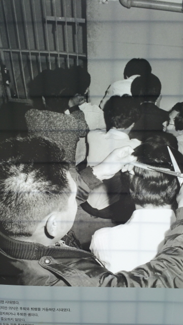 <서대문형무소 역사박물관> 내에 전시된 70년대 유신시절 장발 단속 사진(출처 : 하성환)