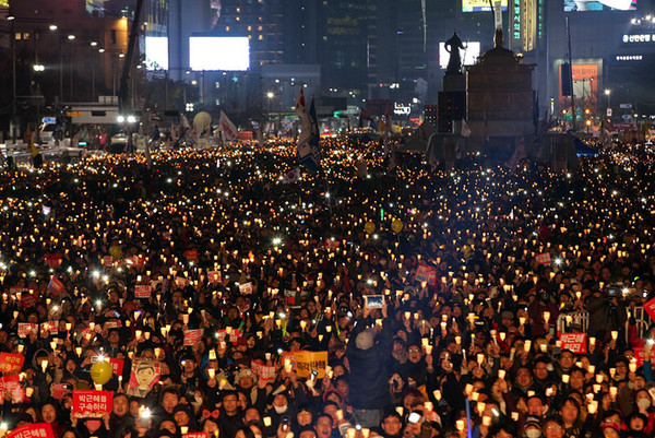    2016년 한겨울/ '대한민국 민주주의 발전'을 위한 민주시민들의  촛불혁명 사진 < 출처 :한겨레신문>