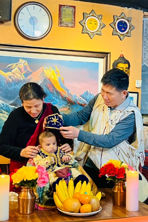 지난 일요일(25일) 대전역 인근 우리 부부가 운영하는 사가르마타 레스토랑에서 아들 김주형에 백일행사를 가졌습니다. 네팔에 막내처제 결혼식에 갔다가 처제가 선물해준 전통의상을 입히고 함께 어울렸습니다.