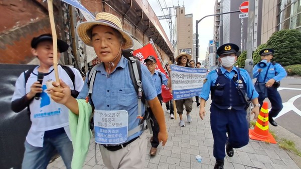 출발직후 행진모습. 일본의 경찰이 뒤따라 붙고 있다.