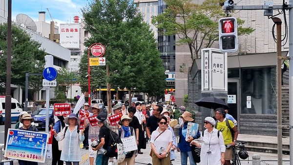 이날 행진 대열은 도쿄전력앞을 지나면서 항의문도 전달했다.
