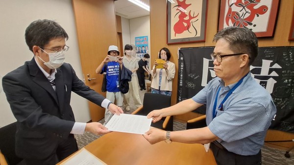정영훈 동지가 한국과 일본의 시민단체의 선언서를 일본 국회담당자에게 전달하고 있다.