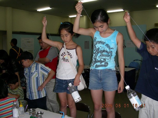 사진 김인수 / 청소년을 위한 과학의 제전(靑少年のための科學の祭典 全国大会 2006년) 글쓴이 부스에서 실험하는 일본 학생들