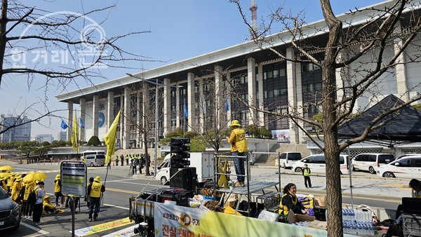 여의도 KBS 앞에서 '세월호다큐' 불방 결정에 항의 규탄 발언을 하고 있는 세월호참사 유가족과 시민