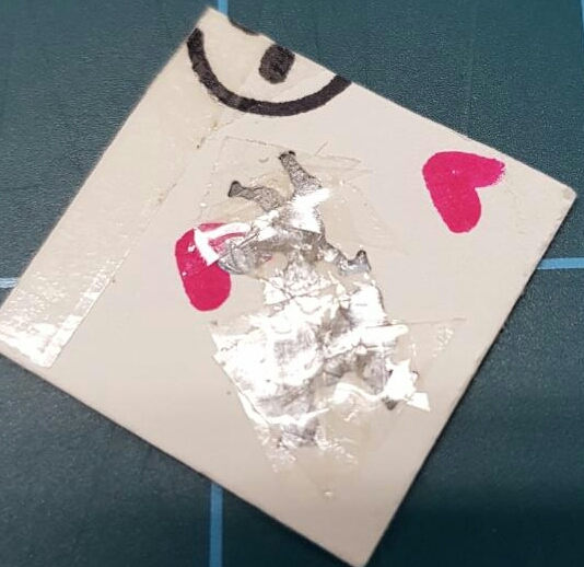 사진 김인수 / 2017년 9월 소명여고 1학년 박수빈의 “The tiny stained glass”(작은 스테인드글라스) / 두 편광필름 사이에 넣기 전