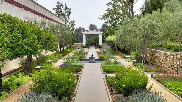 허브 가든(사진 출처 ; https://www.getty.edu/visit/villa/top-things-to-do/gardens/)