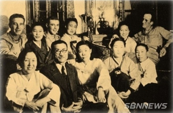 미군과 낙랑클럽 여성들 (뒷줄 중앙 모윤숙. 우측은 후일 간첩죄로 사형당한 김수임과   동거남 미군 헌병대장 베어드대령)