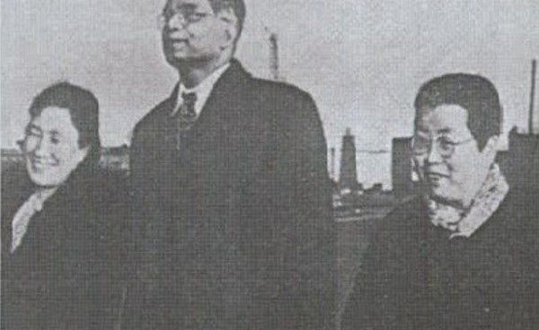 왼쪽부터 모윤숙.  메논. 김활란​​​​​​​유엔의 결의를 어기고 단독정부의 대통령이 되고 싶었던 이승만은 모윤숙을 시켜 유엔 사절단장 메논의 마음을 바꾸어놓는다. 이승만의 입장에서 모윤숙은 충실한 비서였지만 모윤숙 자신의 행동이 625전쟁을 불러오고 한반도 분단을 본격화 했다는 사실을 알았을까?