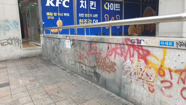 홍대입구역 9번 출구 앞에서(2024.4.15.)