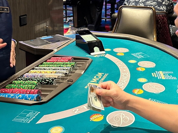 ▲ 블랙잭 딜러에게 게임에 참여하는 방법을 문의하는 중