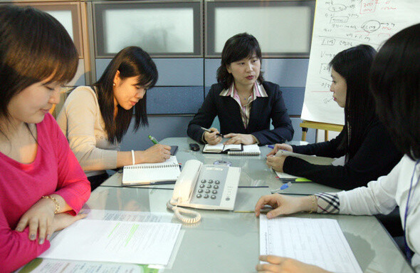 직장은 ‘집안일을 하지 않는 사람에게 유리한 게임’이다. 한 회사에서 회의 중인 취업여성들. (사진 출처 :  <한겨레21> 윤운식 기자, 2009년 10월 1일)