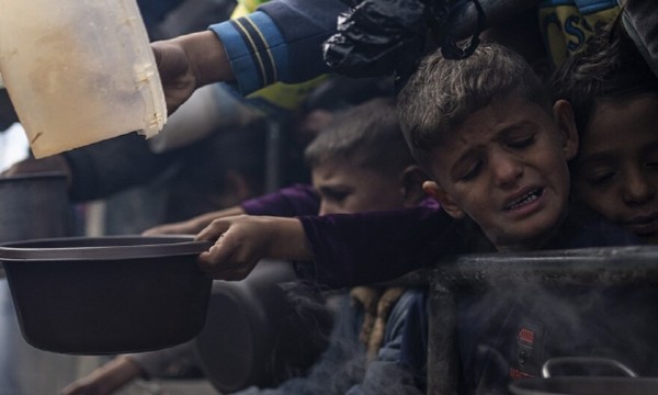 2024년 2월 16일 팔레스타인 가자 지구 라파흐에서 어린이들이 구호 물품을 받는 참담한 모습(출처 : 한겨레신문 2024년 3월 12일자 AP, 연합뉴스) 이스라엘의 봉쇄로 씻을 물은커녕 마실 물조차 없는 상황에서 기아로 죽는 사망자가 발생하기도 했다. 