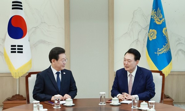 한겨레21/협치 물꼬를 트긴 텄는데…민주당은 회담 이후 “우이독경, 마이웨이 윤석열 대통령에 대한 실망이 많이 크다”(4월30일 진성준 민주당 정책위의장)고 목소리를 높였다. 송채경화 <한겨레> 기자2024-05-02