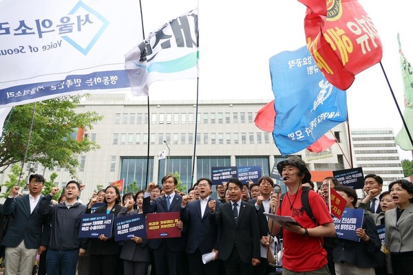 더불어민주당과 조국혁신당, 개혁신당, 정의당, 진보당, 새로운미래 지도부는 11일 오후 용산 대통령실 인근 전쟁기념관 앞에서 해병대 예비역들과 기자회견을 열어 윤 대통령에게 채 상병 특검법 수용을 요구하는 구호을 외치고 있다. 강창광 선임기자. 한겨레, 2024.05.11.