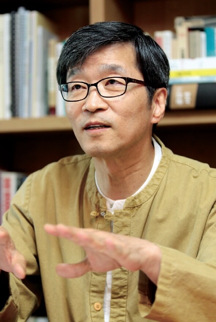 최초 서울 진보교육감 곽노현 교수(출처 : 김진수 한겨레 기자). 곽노현 교육감은 공정택에 이어 민선 2기 교육감으로 학생 체벌금지, 두발단속 금지, 강제 자율학습 금지 등 학생인권 신장에 지대한 업적을 남겼다. 그러나 곽노현 교육감 시절 2012년서울시 의회에서 통과된 <학생인권조례>는 2024년 국민의 힘 의원이 다수인 서울시 의회에서 폐지됐다. 학생인권과 교사인권은 충돌하지 않음에도 윤석열 정권 교육부 관료, 수구정치인들과 수구언론들은 그런 프레임을 씌웠다.