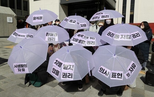 <촛불청소년인권법제정연대> 관계자들이 지난해 7월 3월 서울 중구 서울시의회 앞에서 기자회견을 열어 <학생 인권조례> 폐지 움직임에 반대하며 청소년 인권 확장을 요구하고 있다.(출처 : 글과 사진 한겨레 김정효 기자) <유엔인권이사회>조차 <학생인권조례> 폐지 움직임을 보이는 윤석열 정권의 행태에 대해 심각하게 문제가 존재함을 전했다.