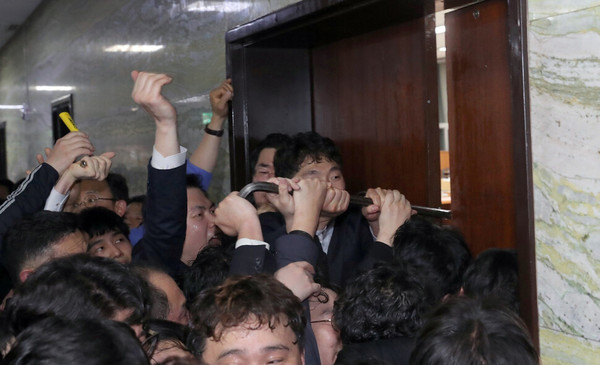 더불어민주당 당직자와 국회 관계자들이 2019.4.26일 새벽 여야 4당의 검경 수사권 조정 법안을 제출하기 위해 자유한국당 당직자들이 점거한 국회 의안과 진입을 시도하고 있다. 이 과정에서 당시 자유한국당 의원 나경원이 쇠지렛대(빠루)를 들고 있는 모습이 포착됐다.(사진출처: 한겨레, 2019.4.26. https://www.hani.co.kr/arti/politics/assembly/891723.html)