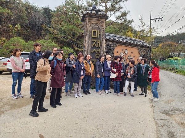 의정부교구 - 마재성지 입구에서  형제,자매님들과 함|께  (출처 : 정우열)