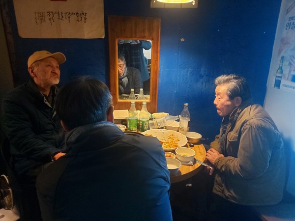 인사동 술집에서(출처 : 김상천)