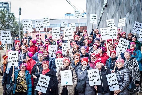 극우에 맞서는 할머니들’(Omas gegen Rechts) 그룹은 2017년 11월 오스트리아에서 처음 결성됐으며 현재 3천여명 회원이 활동하고 있다. 오마스 오스트리아 지부 제공/사진출처:한겨레 신문 2020.6.13