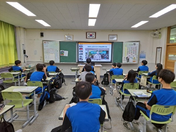 교실 칠판이 사라지고 화이트보드로 바뀐 지 15년쯤 된 것 같습니다.  강서구 관내 이 학교는 올해부터 디지털 칠판으로 모두 교체됐습니다. 일일이 노트북을 들고 가서 전선을 연결한 뒤, 빔프로젝트를 켜고 스크린을 내리는 등 수업 셋팅이 필요 없습니다.  ppt 수업자료가 저장된 usb 하나만 들고 가면 쉽게 수업이 가능합니다. 저도 중1 아이들에게 사용법을 배우면서 가르칩니다.(출처 : 하성환)