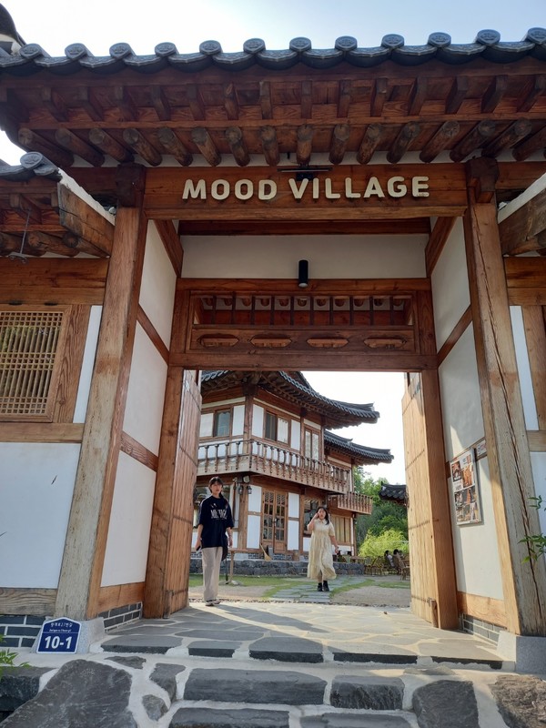 경복궁 역 서촌에 잠시 살았습니다. 지방 출신인 내게 서촌은 놀라운 곳이었지만 그중에 하나가 한글  간판이었습니다.  이렇게 한글을 사용하면 누구나 쉽게 알 수 있고 편안한데 왜 굳이 외국어 간판을 내 달까 싶었지요. 최근에 한옥 솟을대문의 영문 간판을 보고 눈쌀이 찌푸려졌습니다.  상호를 정하는 건 주인 마음이겠지만 이건 아닌 것 같습니다.